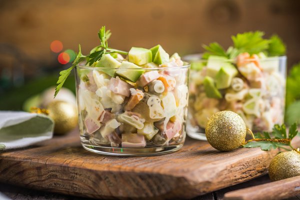 Comment réaliser des salades de quinoa et légumes sans vinaigrette pour un repas équilibré?